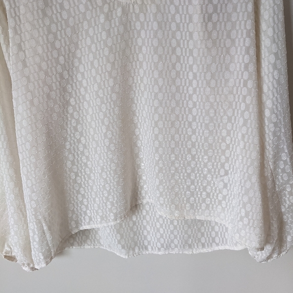 Guess Cream V-neck Chiffon Blouse Size Medium - Picture 4 of 13